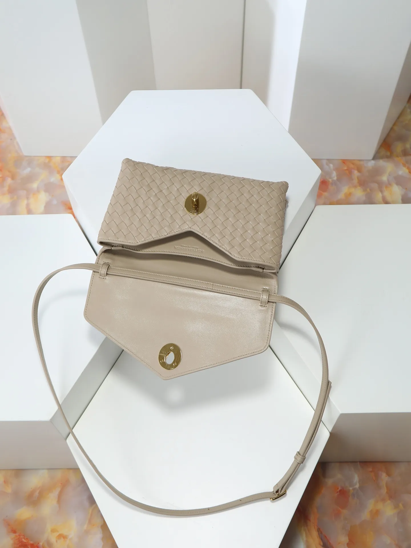 980. BV's new early spring bag Knot Lock series is now on the market! The entire bag shape is presented with 10mm Intrecciato weaving technology, and is equipped with Knot x3 rotating buttons! There are compartments and multiple card slots inside! It is a versatile commuter bag that can be used in various occasions. It has multiple carrying methods, and the shoulder strap is also detachable, hand-held, shoulder-carrying, and cross-body. Retro and fashionable, the exquisite old money style is easy to handle! Size: 25*16*5.5cm Style number: 817191